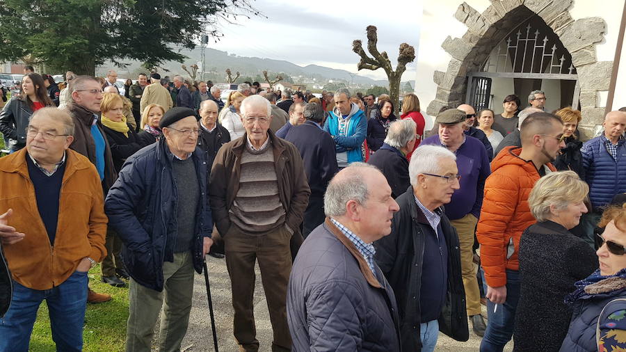 Multitudinario funeral en Valdés para despedir al concejal de UROS, Balbino Suárez Cortina, que falleció a los 66 años tras una larga enfermedad.