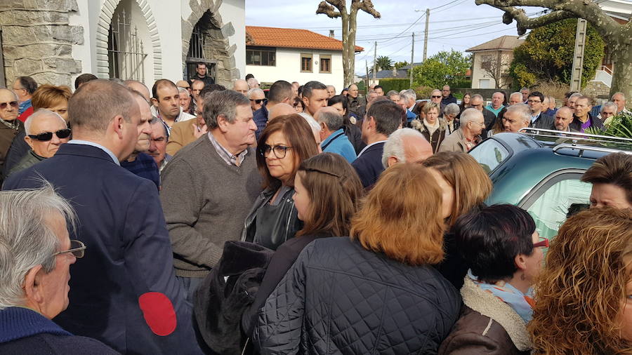 Multitudinario funeral en Valdés para despedir al concejal de UROS, Balbino Suárez Cortina, que falleció a los 66 años tras una larga enfermedad.