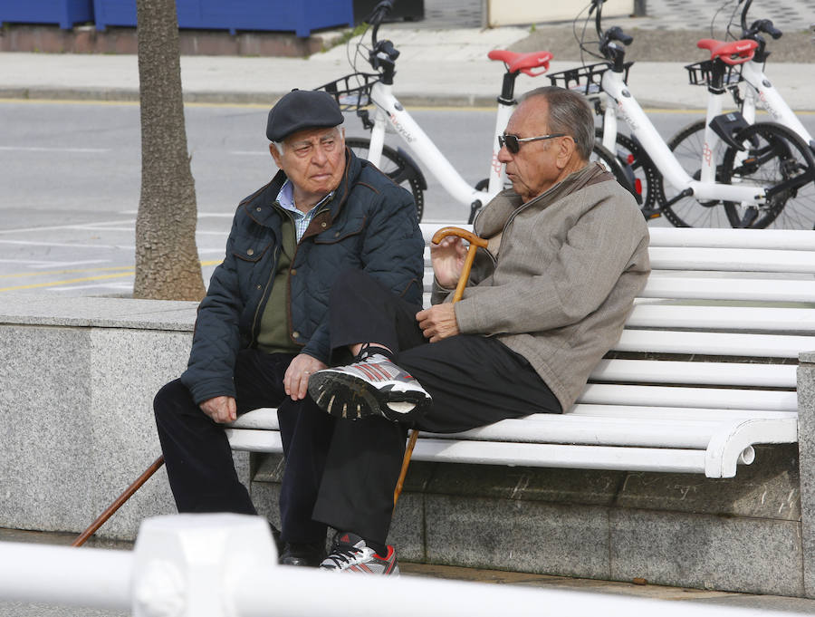 Jornada agradable en la ciudad antes de un nuevo aviso amarillo por rachas de viento y fuerte oleaje para el domingo.