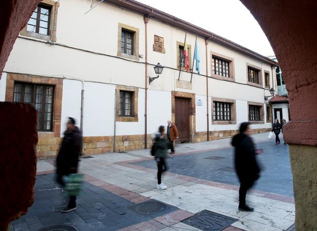 La Escuela de Adultos de El Fontán, cuyo cubierta necesita una reparación. 