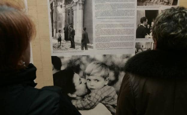 'Gijón bajo las bombas' se expone en la Biblioteca Pública Jovellanos. 