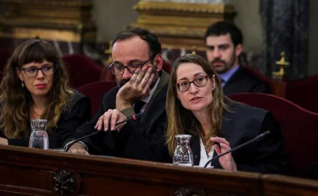 Marina Roig (dcha), abogada del presidente de Òmnium Cultural, Jordi Cuixart, y Olga Anderiu, abogada de expresidenta del Parlament Carme Forcadell, durante la primera jornada del juicio del 'procés'.