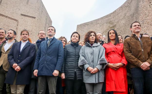 Carmen Moriyón, en el centro, junto a Pablo Casado y rodeada por otros dirigentes del PP.