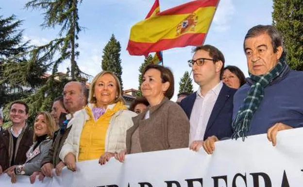 Mercedes Fernández y Carmen Moriyón, en la manifestación previa a la de este domingo celebrada en Oviedo por la unidad de España. 