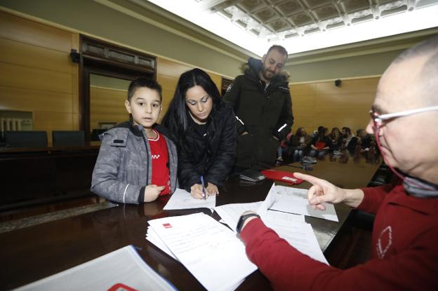 Tamara Hernández y Diango Jiménez, con su hijo, en la firma de contratos con Vipasa. 