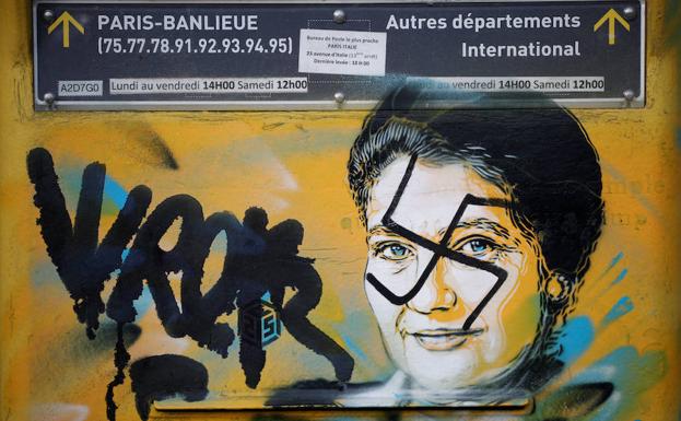 El mural de Simone Veil sobre el que han pintado los vándalos. 