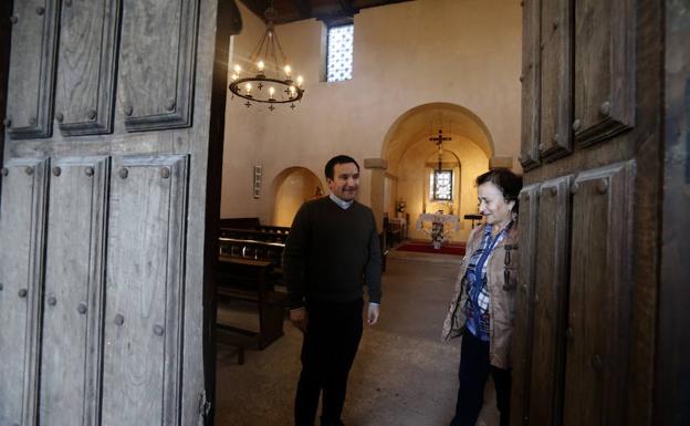 Santa María de Bendones. Avelino Barboza junto a Tilde Fernández. 