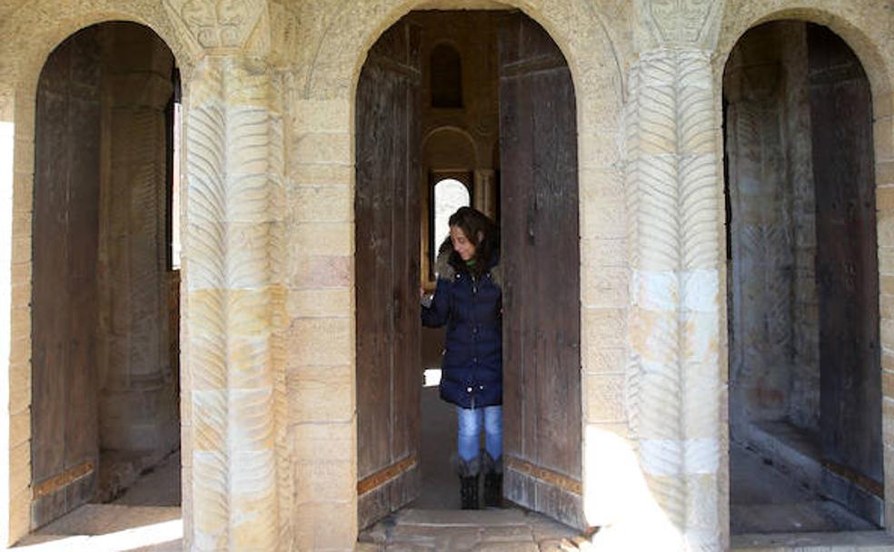 Mónica García cierra una de las puertas de Santa María del Naranco.