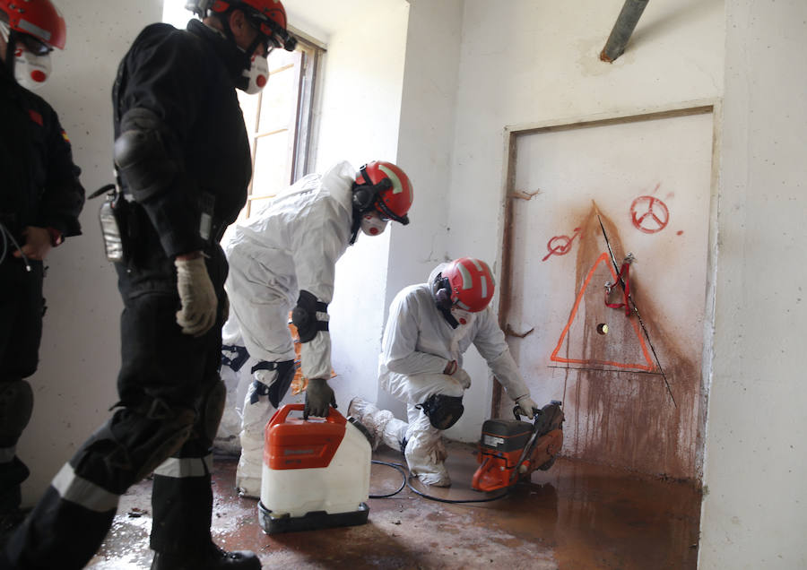 Una compañía del V Batallón de Intervención de Emergencias (BIEM V) de la Unidad Militar de Emergencia ha realizado este martes un ejercicio de instrucción en la zona de la ría del Eo. Navegación con embarcaciones a motor y remo, rescates acuáticos y trabajos subacuáticos o búsqueda en las orillas han sido algunos de los ejercicios realizados.