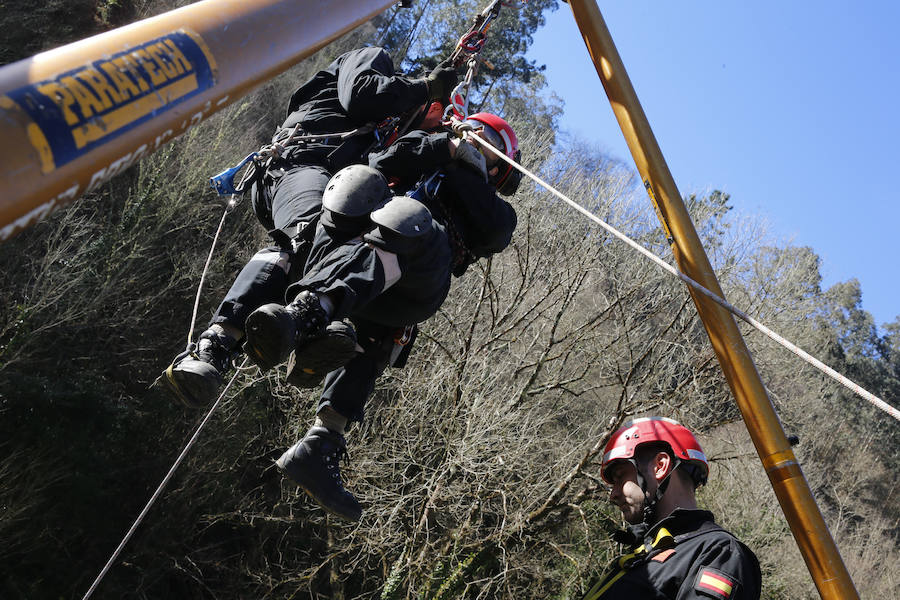 Una compañía del V Batallón de Intervención de Emergencias (BIEM V) de la Unidad Militar de Emergencia ha realizado este martes un ejercicio de instrucción en la zona de la ría del Eo. Navegación con embarcaciones a motor y remo, rescates acuáticos y trabajos subacuáticos o búsqueda en las orillas han sido algunos de los ejercicios realizados.