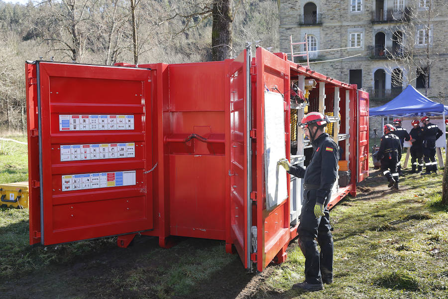 Una compañía del V Batallón de Intervención de Emergencias (BIEM V) de la Unidad Militar de Emergencia ha realizado este martes un ejercicio de instrucción en la zona de la ría del Eo. Navegación con embarcaciones a motor y remo, rescates acuáticos y trabajos subacuáticos o búsqueda en las orillas han sido algunos de los ejercicios realizados.