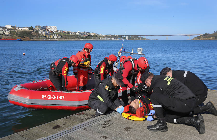 Una compañía del V Batallón de Intervención de Emergencias (BIEM V) de la Unidad Militar de Emergencia ha realizado este martes un ejercicio de instrucción en la zona de la ría del Eo. Navegación con embarcaciones a motor y remo, rescates acuáticos y trabajos subacuáticos o búsqueda en las orillas han sido algunos de los ejercicios realizados.