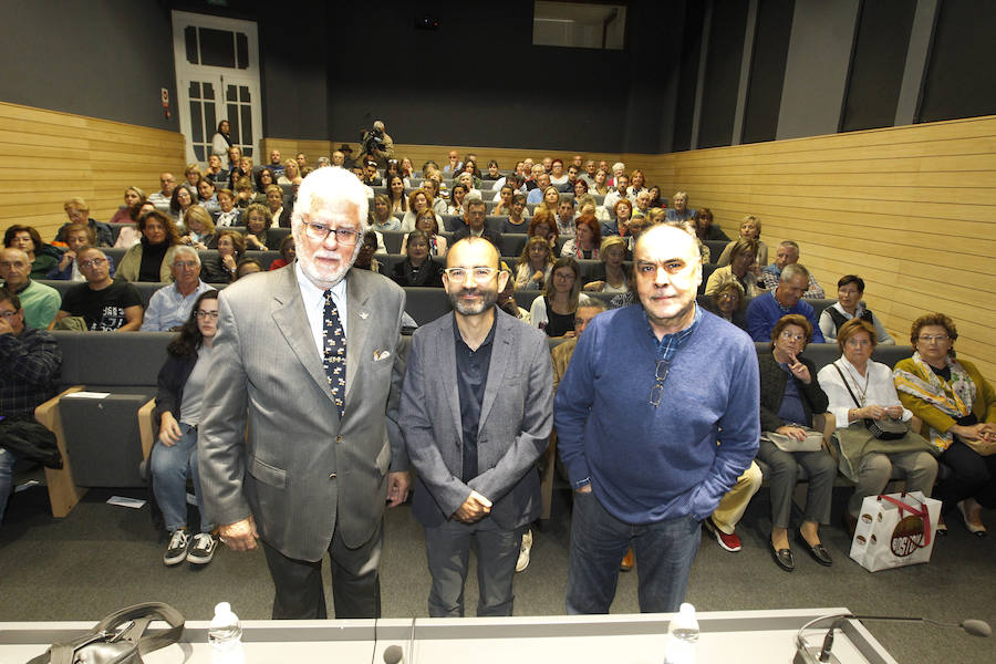 El escritor y psicólogo catalán Rafael Santandreu llena el Ateneo Jovellanos de Gijón en la presentación de su nuevo libro, el que Alberto Piquero actuó de maestro de ceremonias (octubre 2018).