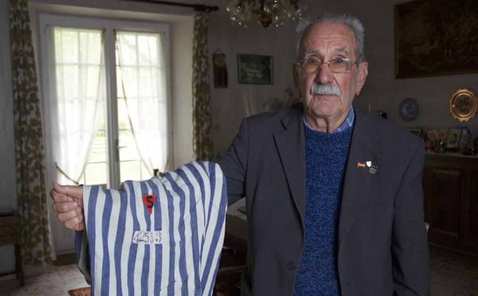 Vicente García Riestra y su uniforme con la insignia de 'rojo'.
