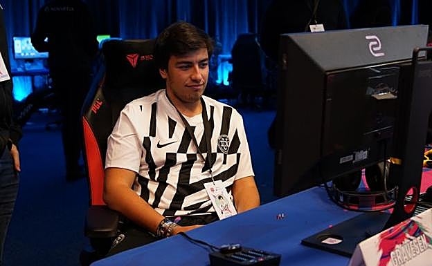 Jaime Álvarez, frente al ordenador, durante un torneo de videojuegos en París. 