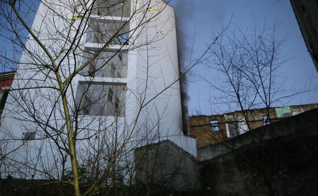 Desalojan un edificio en Siero por un incendio en la sala de calderas