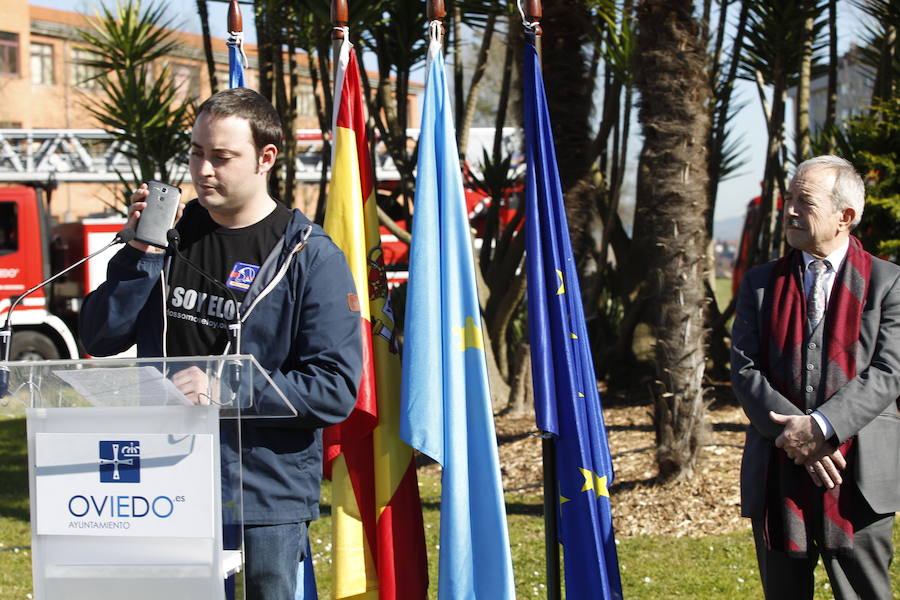 La capital asturiana ha inaugurado una estatua en honor al bombero fallecido en el incendio de la calle Uría con la presencia de su hijo, que ha criticado duramente la actitud del Ayuntamiento.