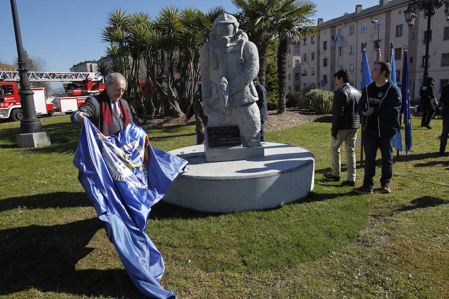 La capital asturiana ha inaugurado una estatua en honor al bombero fallecido en el incendio de la calle Uría con la presencia de su hijo, que ha criticado duramente la actitud del Ayuntamiento.