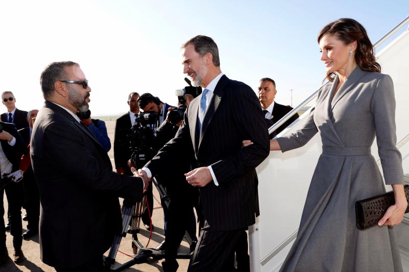 Don Felipe y doña Letizia realizan su primera visita oficial a Marruecos. A su llegada han sido recibidos por el rey Mohamed VI, quien ha presidido una ceremonia oficial de bienvenida en la plaza de Mechouar de Rabat.