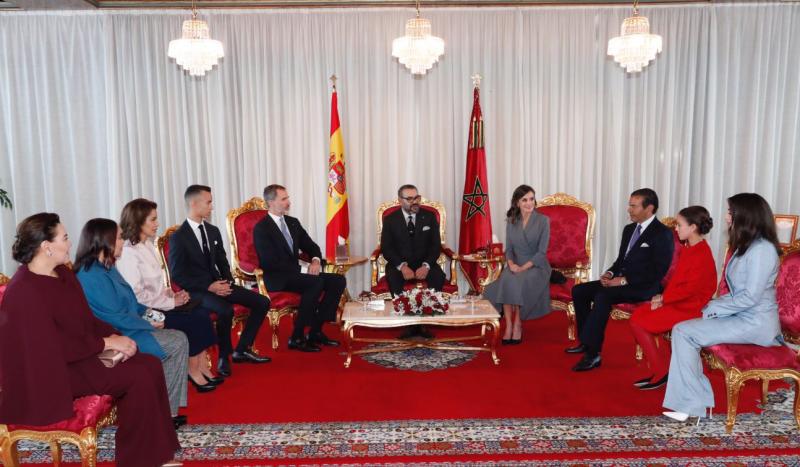 Don Felipe y doña Letizia realizan su primera visita oficial a Marruecos. A su llegada han sido recibidos por el rey Mohamed VI, quien ha presidido una ceremonia oficial de bienvenida en la plaza de Mechouar de Rabat.