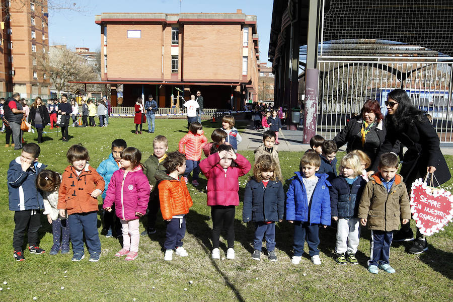 Los compañeros del niño que en Nochevieja falleció atragantado con una uva plantaron un abedul y participaron en una carrera en recuerdo al menor.