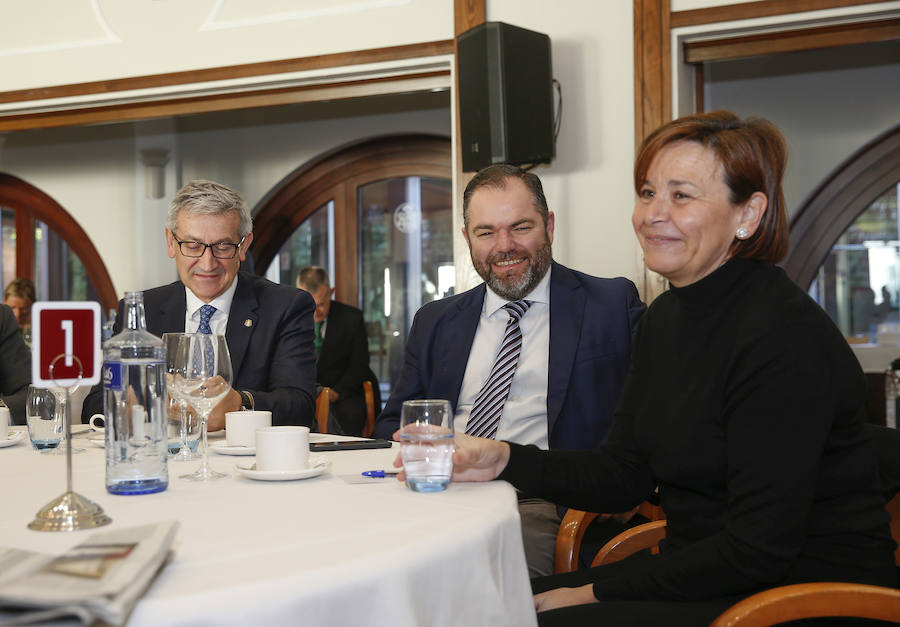 La alcaldesa de Gijon y presidenta de Foro Asturias ha sido la protagonista del encuentro que se celebrado en el Club de Regatas y al que asistieron representantes de la vida empresarial y política, así como agentes sociales