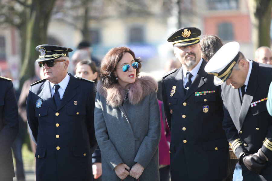 Avilés recuerda a su vecino más ilustre, ell Adelantado de La Florida, con un homanaje floral en el Parque del Muelle