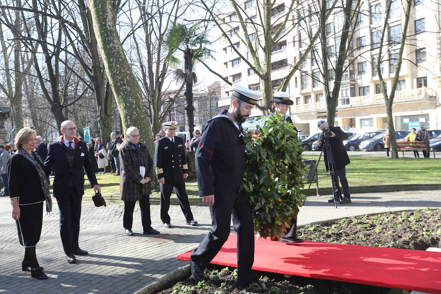 Avilés recuerda a su vecino más ilustre, ell Adelantado de La Florida, con un homanaje floral en el Parque del Muelle