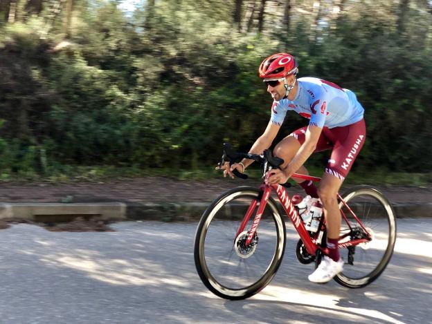 Dani Navarro, con su maillot nuevo del Katusha, se entrenó esta semana por las carreteras de Málaga. 