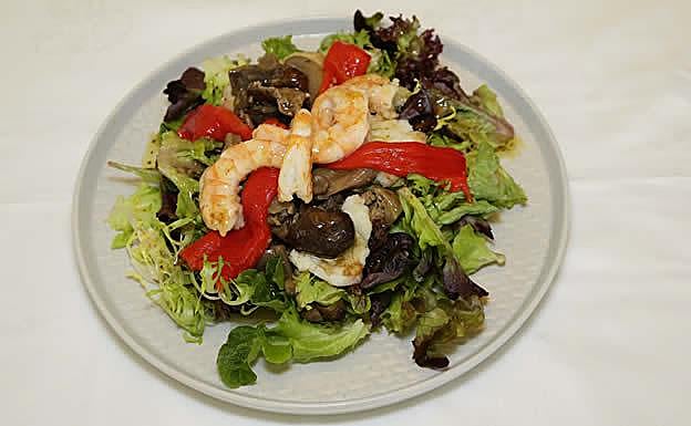 Ensalada de rape, setas y gambas