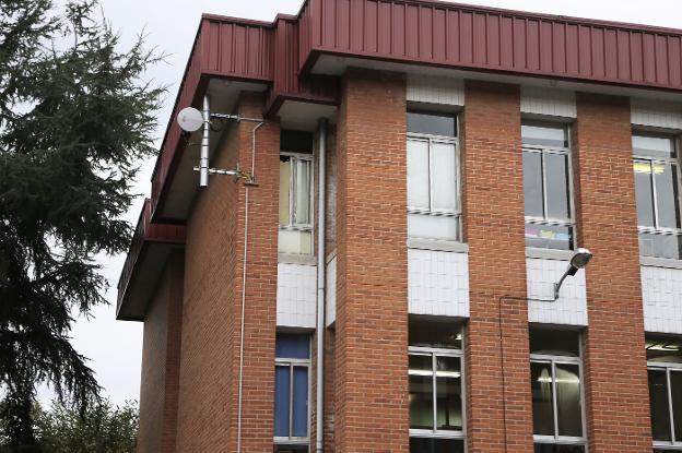 Una de las antenas instaladas en la fachada del colegio. 