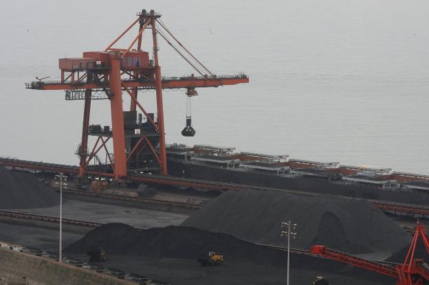 Una grúa trabaja con graneles en el Muelle Marcelino León. 