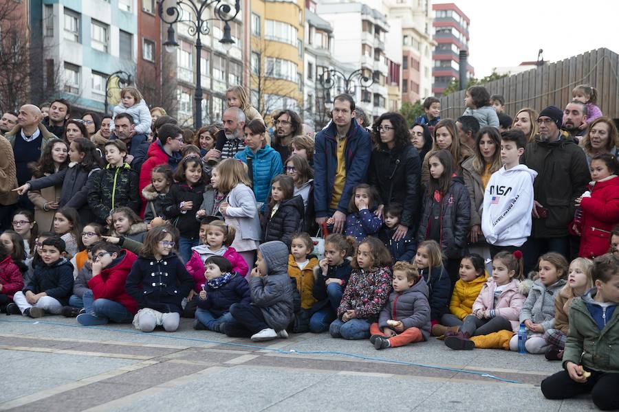 Se alzó el telón. La nueva edición de la Feria Europea de Artes Escénicas para Niños y Niñas (Feten) ha comenzado en las calles de Gijón. La 'preferia' (la inauguración oficial tendrá lugar este domingo, 17 de febrero) ha congregado a centenares de niños y adultos en distintos puntos de la ciudad para disfrutar de bailarines, acróbatas y espectáculos llenos de magia. 