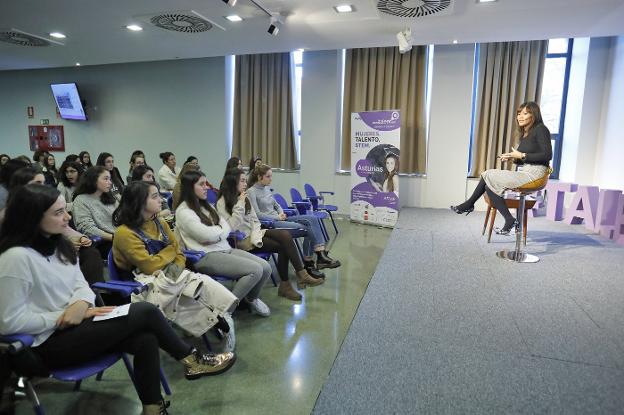 Vocación por la ciencia en la charla de Mariel Díaz Castro