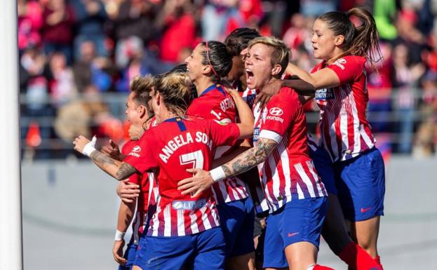 Las jugadoras del Atlético de Madrid Femenino celebran el segundo gol conseguido ante el Barcelona.