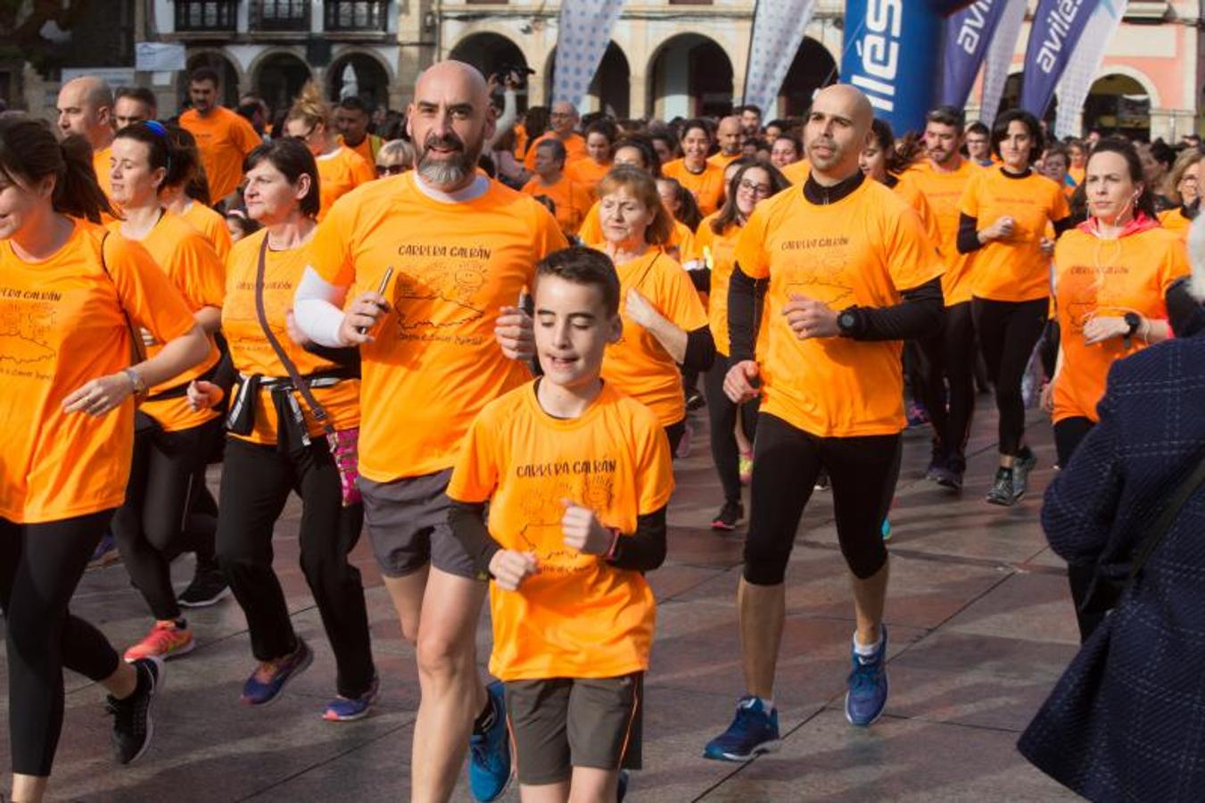 En Avilés, cientos de personas de todas las edades se han sumado a la carrera contra el cáncer de la Asociación Galbán.