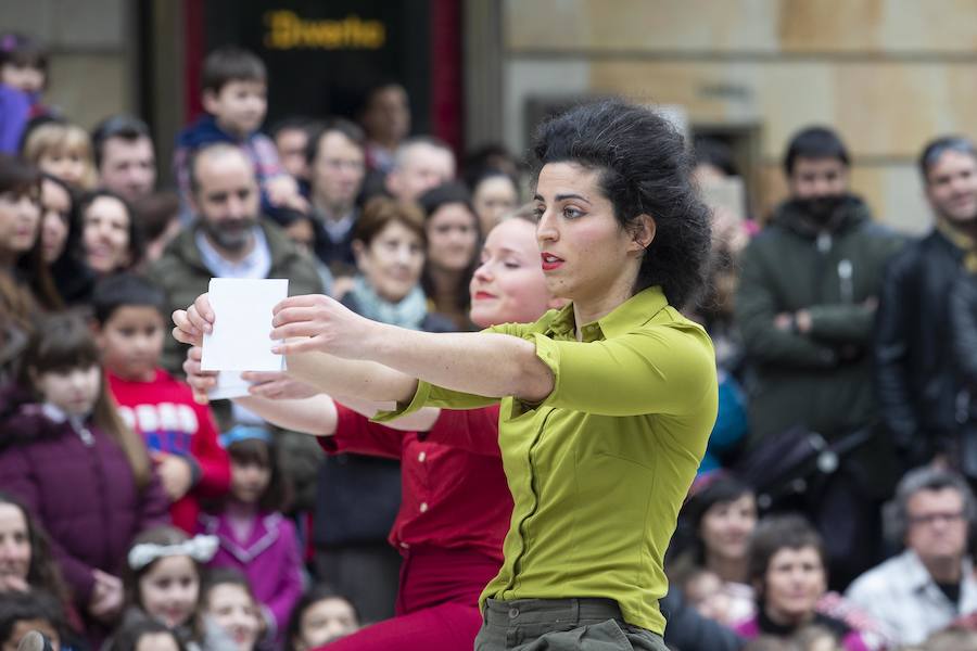 Feten 2019 ha comenzado de forma oficial y lo ha hecho con un buen número de espectáculos en las calles de Gijón que han conquistado a centenares de personas. Y es que la magia y la creatividad de los primeros montajes de esta nueva edición han fascinado a un público de todas las edades. 