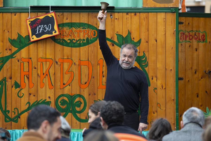 Feten 2019 ha comenzado de forma oficial y lo ha hecho con un buen número de espectáculos en las calles de Gijón que han conquistado a centenares de personas. Y es que la magia y la creatividad de los primeros montajes de esta nueva edición han fascinado a un público de todas las edades. 