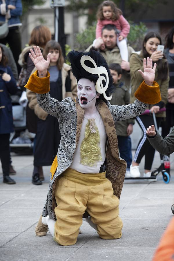 Feten 2019 ha comenzado de forma oficial y lo ha hecho con un buen número de espectáculos en las calles de Gijón que han conquistado a centenares de personas. Y es que la magia y la creatividad de los primeros montajes de esta nueva edición han fascinado a un público de todas las edades. 