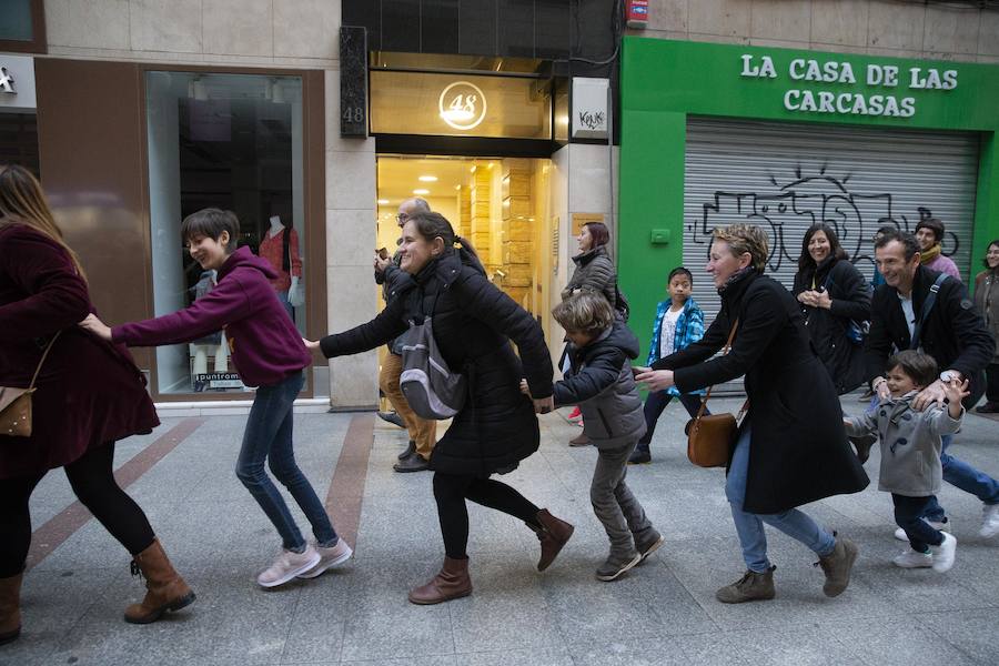 Feten 2019 ha comenzado de forma oficial y lo ha hecho con un buen número de espectáculos en las calles de Gijón que han conquistado a centenares de personas. Y es que la magia y la creatividad de los primeros montajes de esta nueva edición han fascinado a un público de todas las edades. 