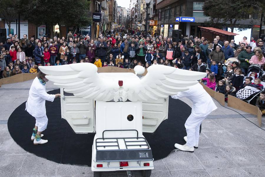 Feten 2019 ha comenzado de forma oficial y lo ha hecho con un buen número de espectáculos en las calles de Gijón que han conquistado a centenares de personas. Y es que la magia y la creatividad de los primeros montajes de esta nueva edición han fascinado a un público de todas las edades. 