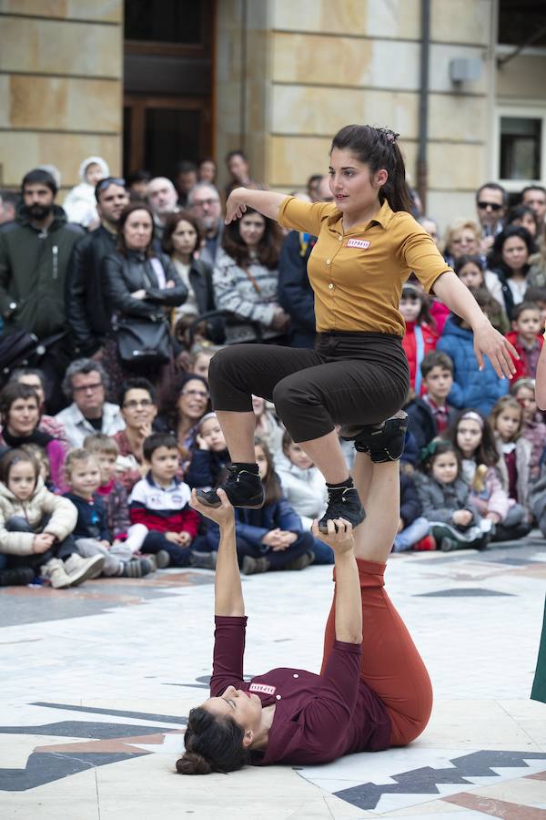 Feten 2019 ha comenzado de forma oficial y lo ha hecho con un buen número de espectáculos en las calles de Gijón que han conquistado a centenares de personas. Y es que la magia y la creatividad de los primeros montajes de esta nueva edición han fascinado a un público de todas las edades. 