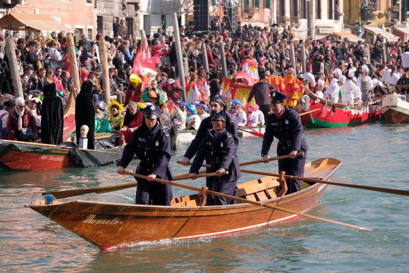 Venecia ha dado el pistoletazo de salida a su Carnaval. Una espectacular regata en el Gran Canal y un gran desfile de máscaras han inaugurado la cita de este año, que se prolongará hasta el 5 de marzo. 