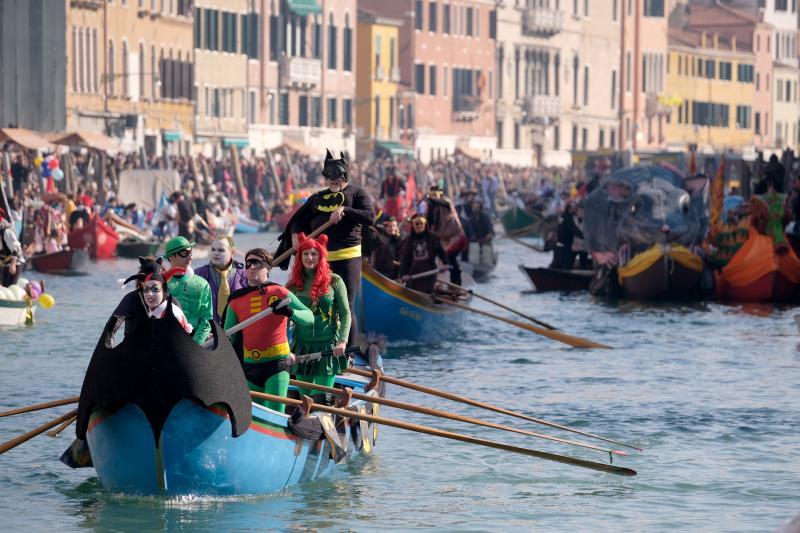 Venecia ha dado el pistoletazo de salida a su Carnaval. Una espectacular regata en el Gran Canal y un gran desfile de máscaras han inaugurado la cita de este año, que se prolongará hasta el 5 de marzo. 