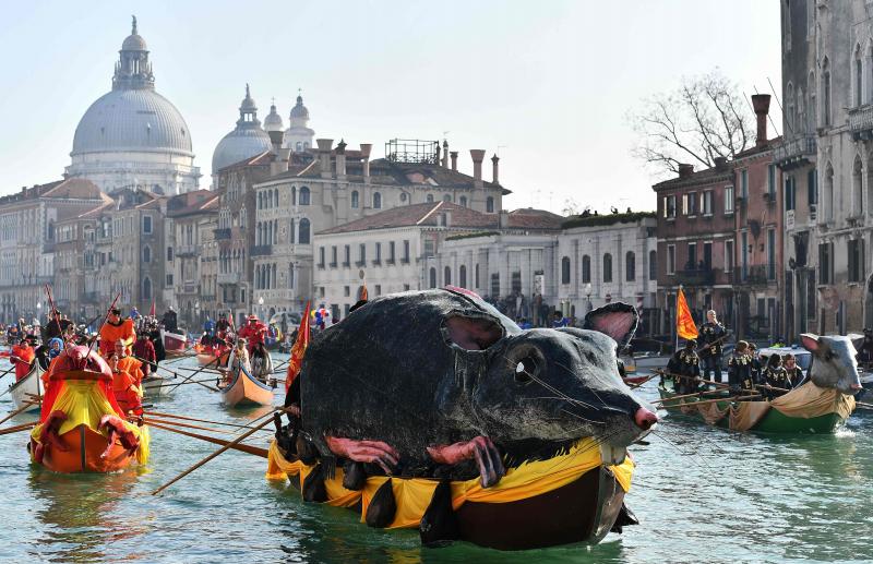 Venecia ha dado el pistoletazo de salida a su Carnaval. Una espectacular regata en el Gran Canal y un gran desfile de máscaras han inaugurado la cita de este año, que se prolongará hasta el 5 de marzo. 