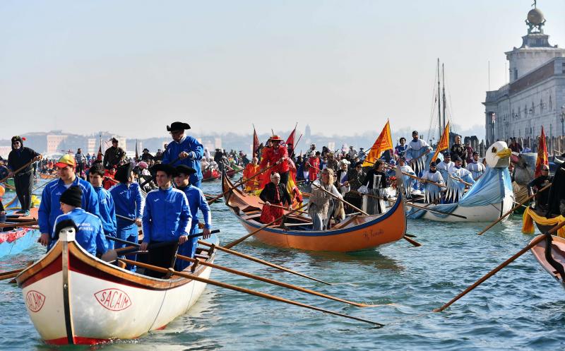 Venecia ha dado el pistoletazo de salida a su Carnaval. Una espectacular regata en el Gran Canal y un gran desfile de máscaras han inaugurado la cita de este año, que se prolongará hasta el 5 de marzo. 