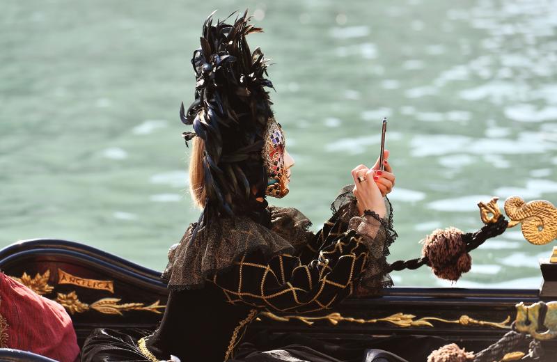 Venecia ha dado el pistoletazo de salida a su Carnaval. Una espectacular regata en el Gran Canal y un gran desfile de máscaras han inaugurado la cita de este año, que se prolongará hasta el 5 de marzo. 
