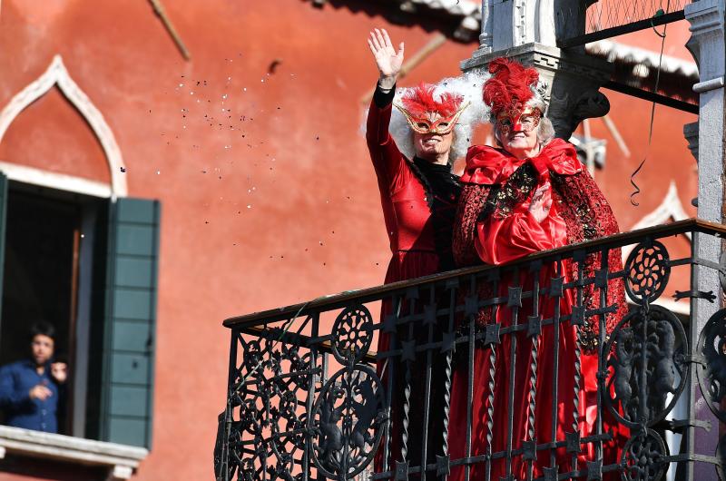 Venecia ha dado el pistoletazo de salida a su Carnaval. Una espectacular regata en el Gran Canal y un gran desfile de máscaras han inaugurado la cita de este año, que se prolongará hasta el 5 de marzo. 