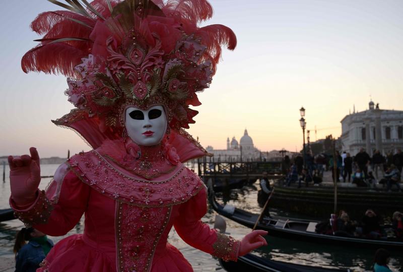 Venecia ha dado el pistoletazo de salida a su Carnaval. Una espectacular regata en el Gran Canal y un gran desfile de máscaras han inaugurado la cita de este año, que se prolongará hasta el 5 de marzo. 