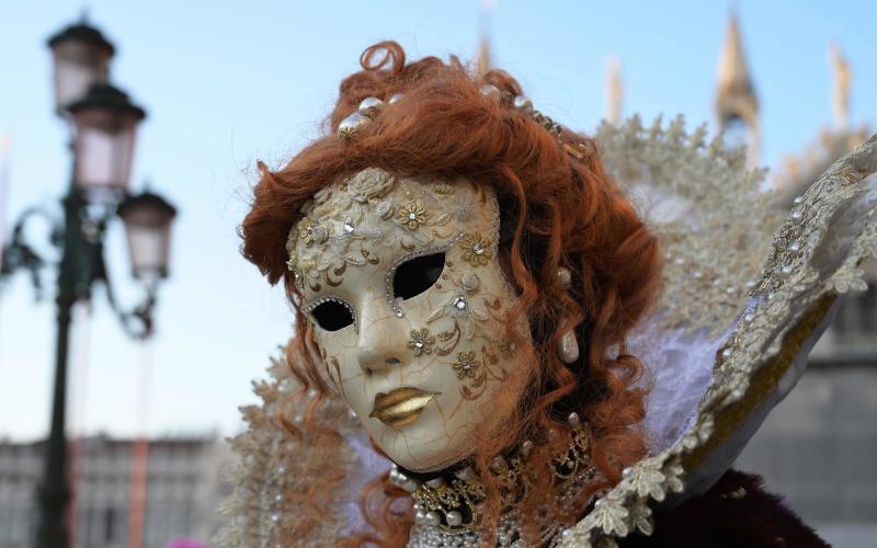 Venecia ha dado el pistoletazo de salida a su Carnaval. Una espectacular regata en el Gran Canal y un gran desfile de máscaras han inaugurado la cita de este año, que se prolongará hasta el 5 de marzo. 